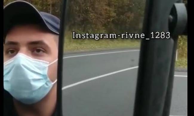 В Ровенской области водитель маршрутки не впустил в салон полицейских для проверки COVID-сертификатов фото