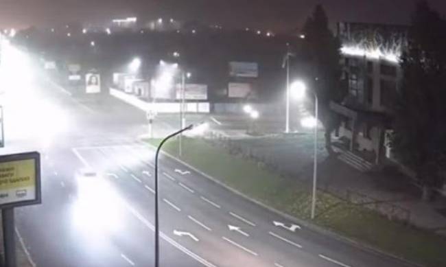 Летел, как угорелый: момент за несколько секунд до сноса остановки попал на видео фото