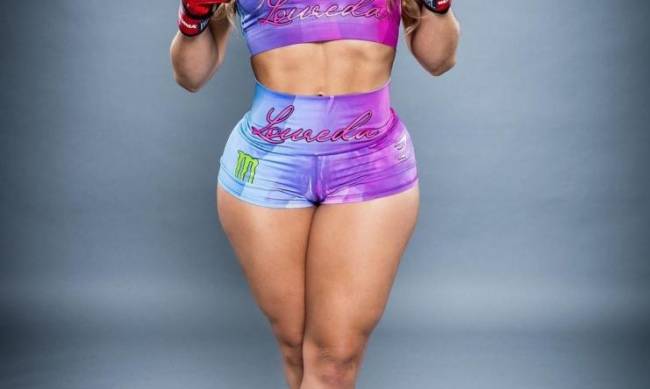 Невероятно жарко: 23-летняя спортсменка-боец ММА опубликовала видео в крохотном бикини фото