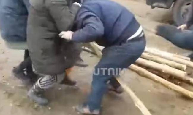 Мигранты дерутся за дрова, а на польско-белоруской границе звучат автоматные очереди: видео фото