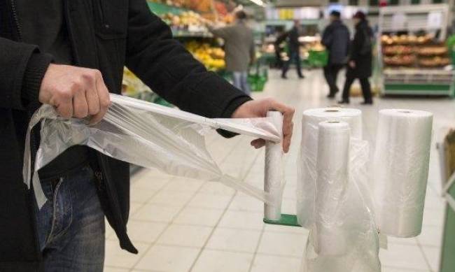 Одноразовые пакеты в супермаркетах станут платными: названа цена  фото