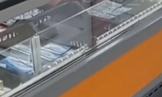 В Запорожье в супермаркете бегала мышь в холодильнике с продуктами  фото