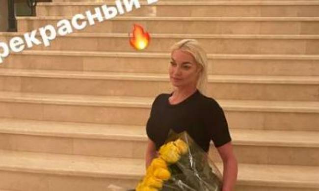 «Возвращаться красиво»: Волочкова с букетом роз засветила свое эротическое белье фото
