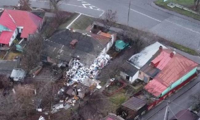 Видно только крышу: в Полтаве женщина 20 лет носит мусор в свой двор  фото