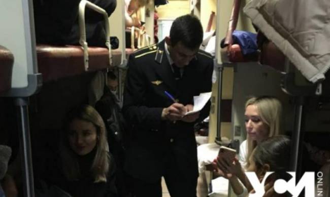 В поезде УЗ разразился скандал: пассажирам продали по два билета на одно и тоже место  фото