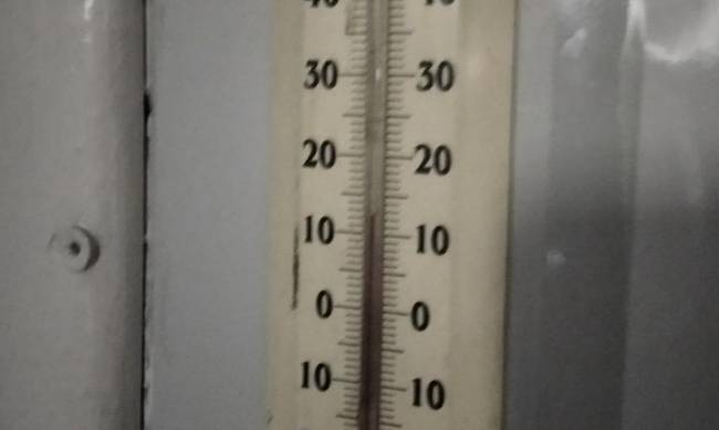 Иней на окнах: пассажиры Укрзализныци пожаловались на дикий холод в вагонах фото