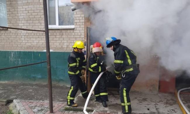 Пожар в мелитопольской многоэтажке: людей эвакуировали  фото
