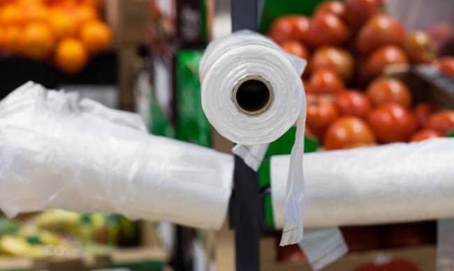 Через два месяца в украинских супермаркетах нельзя будет купить пластиковые пакеты: какая упаковка останется фото