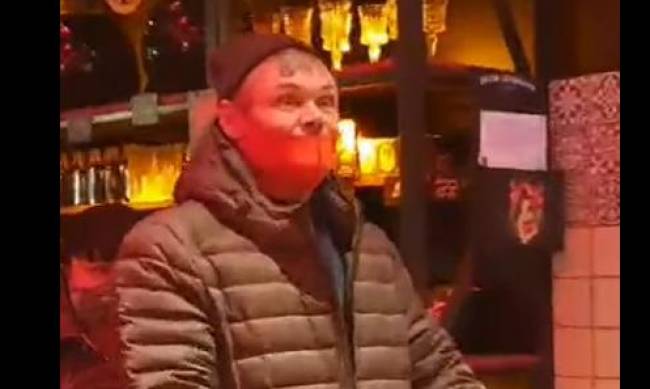 В Мариуполе поклонник  Путина набросился на девушку-бармена из-за украинского языка  фото
