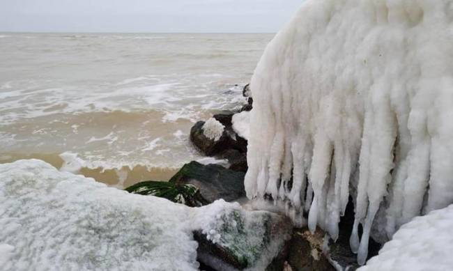 Побережье Азовского моря заледенело: как выглядит Кирилловка в январе фото