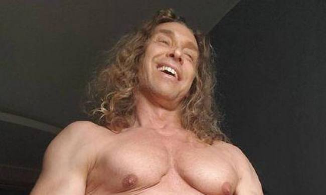 Да нормальная там пипка, он же не в боевом состоянии: Тарзан «засветил» размер мужского достоинства фото