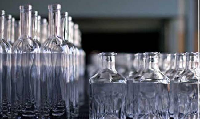 Стеклянные бутылки для хранения крепких напитков фото