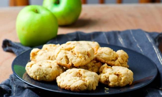 Як в дитинстві: простий рецепт неймовірно смачного яблучного печива фото