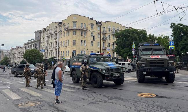 Кулемети в кущах та барикади: що зараз відбувається у Ростові - ФОТО, ВІДЕО фото