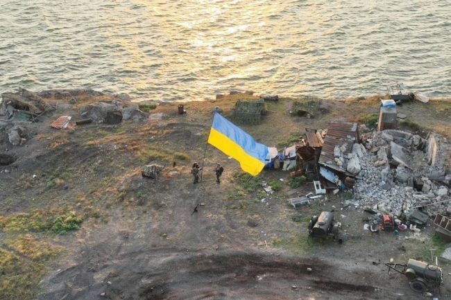 росіяни скинули бомбу на острів Зміїний фото