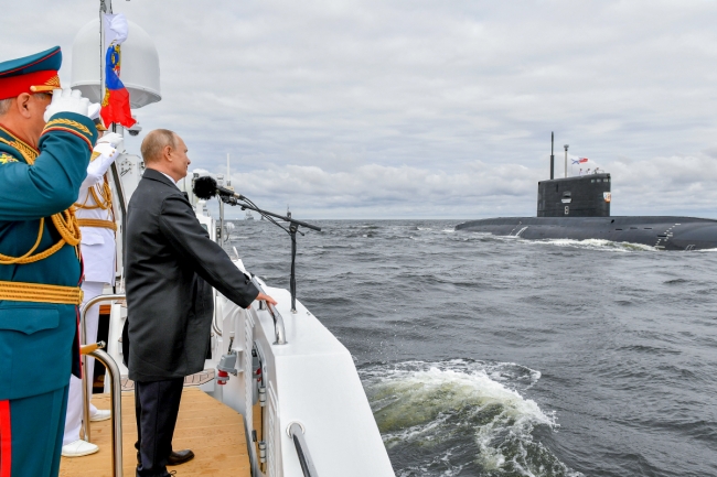 Путін скасував парад атомних підводних човнів через страх замаху, - британська розвідка фото