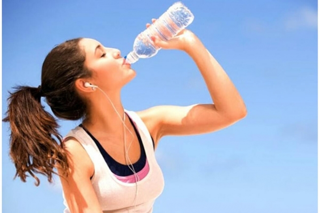 Скільки треба пити води, щоб уникнути зневоднення організму фото