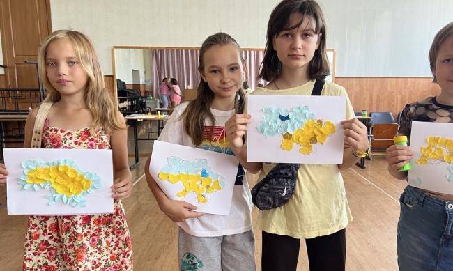 Відволікли від тривог: у прифронтовому селищі Запорізького району  діти створювали мапи України фото