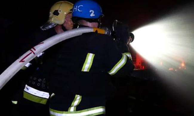 Горіли автомобілі і тара: у Запоріжжі внаслідок ворожого обстрілу сталася масштабна пожежа на підприємстві фото