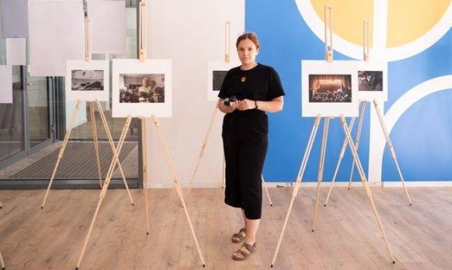 «Незламний Оріхів»: у столиці Словаччини відкрилася виставка світлин з міста на Запоріжжі, яке знищують росіяни фото