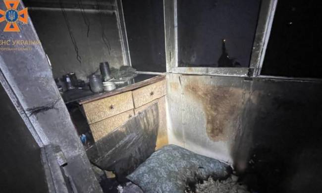 У Запоріжжі спалахнув балкон в одній з квартир пятиповерхового будинку фото