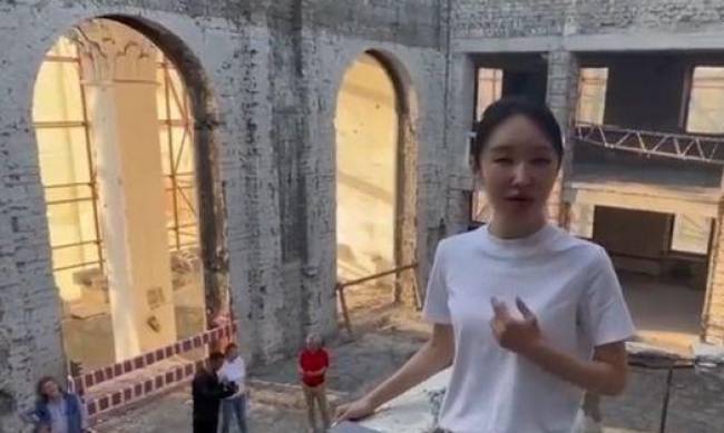 Певица из Китая спела Катюшу на руинах драмтеатра в Мариуполе. Украина потребовала объяснений от КНР  фото