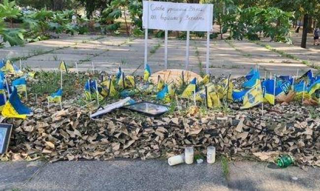Акт вандалізму: у Запоріжжі  невідомі пошкодили пам’ятний простір «Прапорець пам’яті» фото