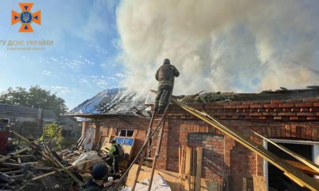 У Запорізькій області через ворожі обстріли спалахнув будинок  фото