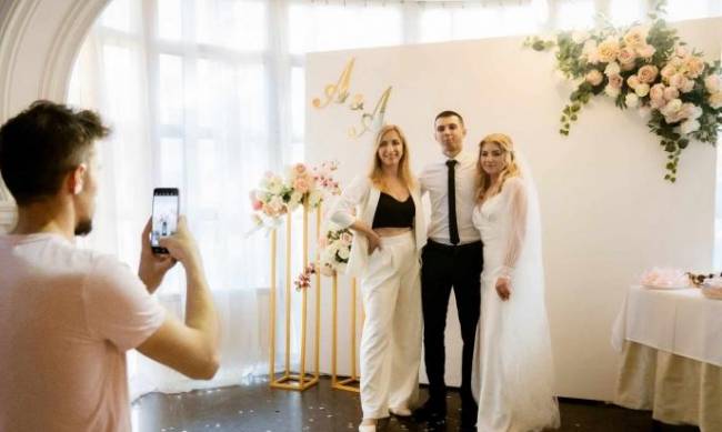 “Побачилися вперше за день до одруження”: як відзначають весілля у прифронтовому Запоріжжі фото