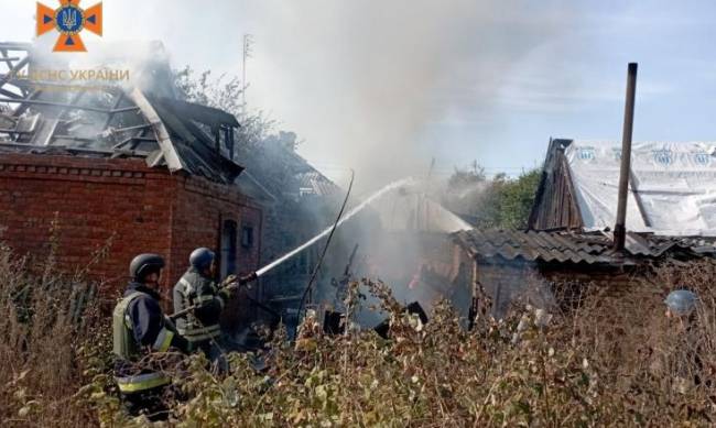 У Запорізькій області через ворожі обстріли спалахнули шість будинків   фото