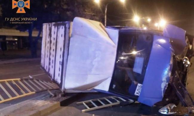 У Запоріжжі перекинувся вантажний автомобіль «ГАЗель» фото