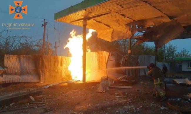 В Оріхові внаслідок ворожих обстрілів спалахнув газовий резервуар  фото