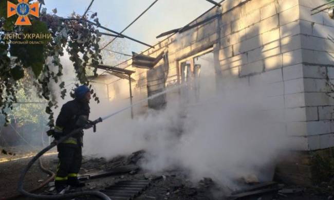 У Запорізькій області внаслідок ворожих обстрілів спалахнули будинки і автівка  фото