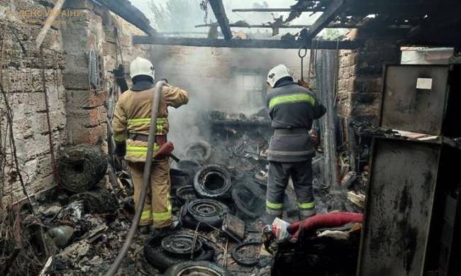 У Запорізькому районі спалахнули три гаражі  фото