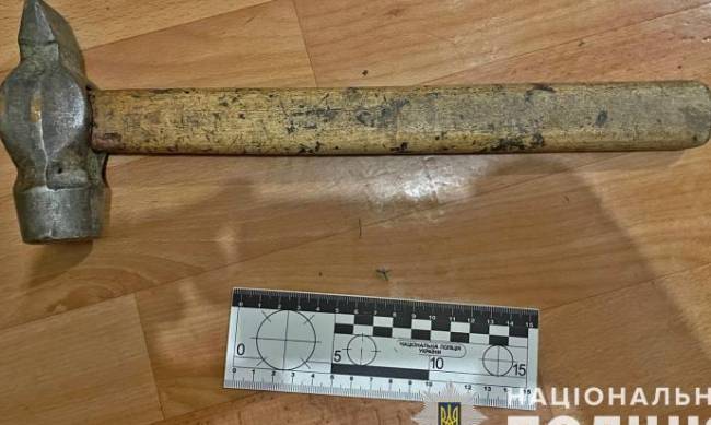 Тіла накрив ковдрою та втік: у Запоріжжі чоловік до смерті забив молотком власних батьків фото