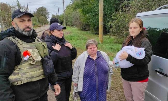У Запорізькій області вивезли з-під обстрілів родину з двотижневим немовлям фото