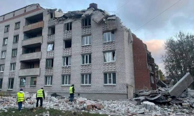 Російські війська обстріляли центр Словʼянська, є влучання у гуртожиток фото