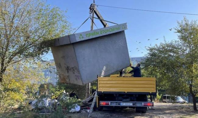 У Запоріжжі демонтували незаконний кіоск для прийому вторсировини, на який скаржилися місцеві жителі  фото