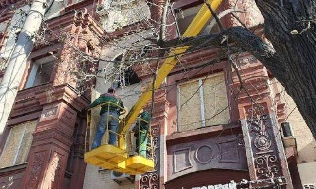 Вибиті вікна закрили плитами: в  уцілілі під“їзди зруйнованого ракетою запорізького будинку вже дали воду і світло фото