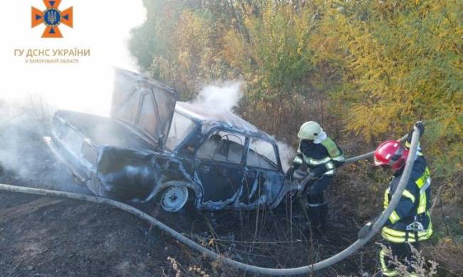 У Запоріжжі зіштовхнулися вантажівка й легковик — одна автівка спалахнула фото