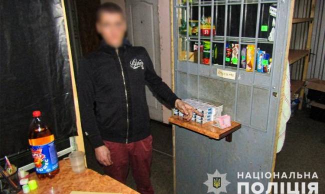 У Запоріжжі продавець контрафактним товаром пропонував поліцейським хабар фото