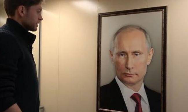 Путин в каждую семью: в России будут раздавать портреты лидера страны и проверять их наличие на видных местах в домах  фото