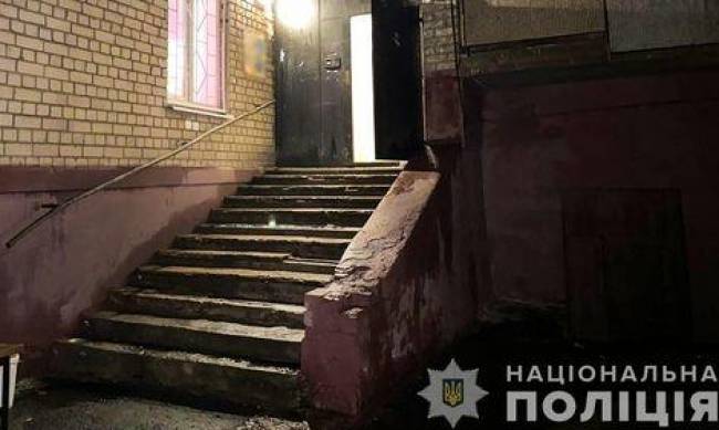 Вдарив ножем  і відібрав телефон:  оперативники затримали зловмисника, який у підїзді напав на запоріжця фото