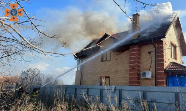 В Оріхові через ворожі обстріли спалахнув дах будинку фото