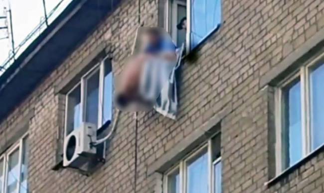 У Запоріжжі чоловік намагався вистрибнути з вікна гуртожитку на п’ятому поверсі фото