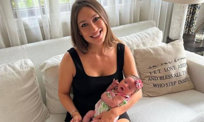 Без солодкого і борошняного: Шульгіна в спідньому назвала вагу за півтора місяця після пологів  фото