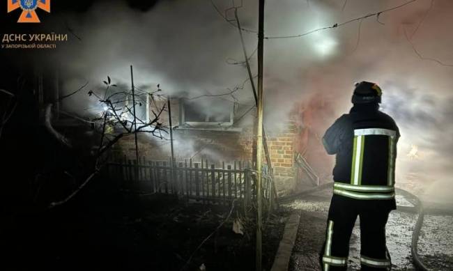 У Пологівському районі внаслідок ворожих обстрілів спалахнув будинок  фото