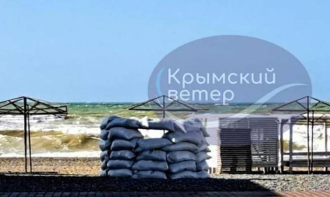 В окупованому Криму чути вибухи, імовірно у воді фото