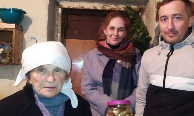 Виростила з жолудів Запорізького дубу. 74-річна жінка повернулася з Франції, щоб доглядати за дубочками фото
