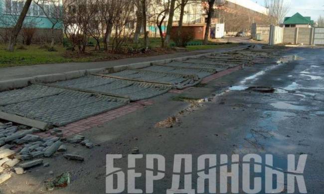 У Бердянську завалився паркан, який окупанти встановили біля будівлі суду фото